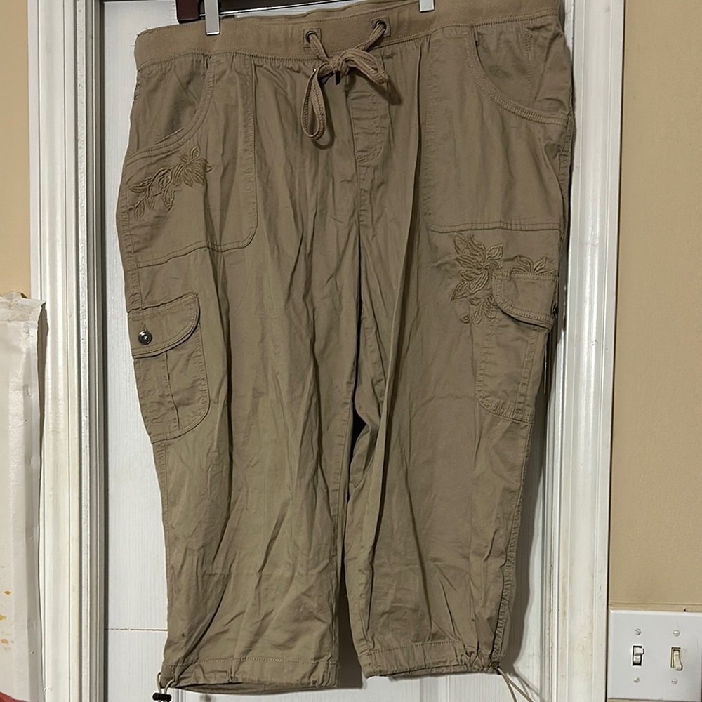 Women’s Tan Cargo Capri Pants